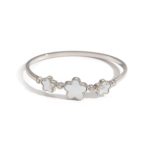 Bracelet jonc en acier inoxydable avec fleurs en nacre blanche et cristaux brillants
