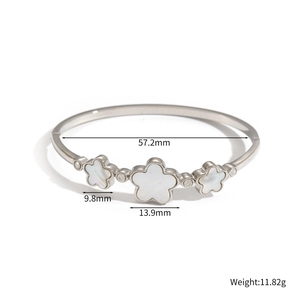 Détails du bracelet en acier avec fleurs en nacre et pierres montrant les dimensions