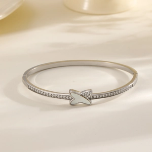 Bracelet jonc élégant en acier argenté avec motif papillon en nacre blanche et zircons brillants
