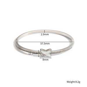 Détails d'un bracelet papillon en acier inoxydable avec nacre blanche et zircons