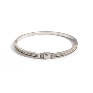 Bracelet jonc argenté pavé de strass avec clou pyramidal et détails texturés élégants