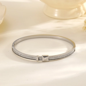 Détail du bracelet argenté avec pavé de zircons et design géométrique central