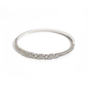 Bracelet jonc ouvert argenté avec cœurs en pavé et accents de cristaux brillants