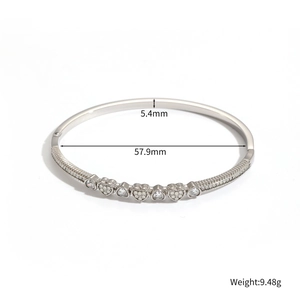 Vue détaillée du bracelet cœur argenté avec cristaux incrustés et diamètre de 57,9 mm