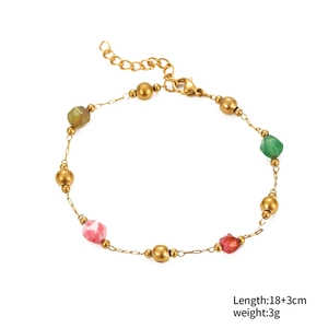 Dettaglio di perle di cristallo colorate e catena in acciaio inossidabile dorato con chiusura