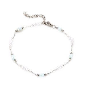 Dettaglio catena argento con perle bianche, perline sfaccettate azzurre e chiusura a moschettone