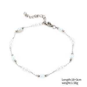 Dettaglio del bracciale in acciaio inossidabile con perle e catena di estensione da 3 cm
