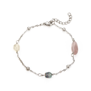 Dettaglio di un bracciale boho in argento con pietre naturali e perline in metallo lucido