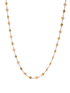 Détail du collier chaîne dorée avec breloques marguerites roses et pendentifs cœurs polis