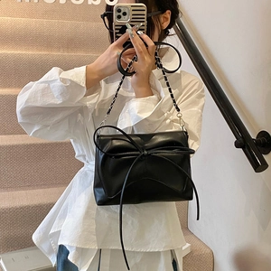 Sac à bandoulière noir plissé style ballet avec grand nœud et bandoulière chaîne