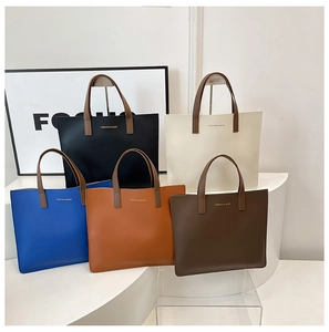 Detalle de bolsos tote amplios en cinco colores con textura de cuero de alta calidad