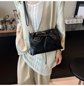 Détail du design de nœud noir avec cordon et cuir mat souple du sac à bandoulière chic