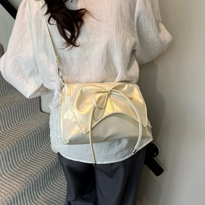 Sac à bandoulière blanc crème avec nœud décoratif et breloque perle pour femmes élégantes