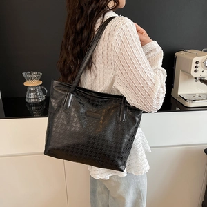 Chic black houndstooth pattern large capacity tote bag for women commuting style