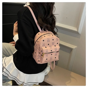 Detailansicht des rosa Mini-Rucksacks mit Bärenmuster und goldenem Reißverschluss aus Leder