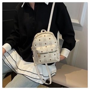 Detailansicht kleiner cremefarbener Rucksack mit Teddybären-Muster und Goldbeschlägen