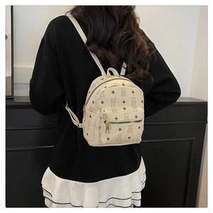 Rückansicht eines Models mit einem cremefarbenen Mini-Rucksack mit Teddybär-Muster