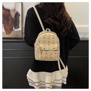 Detailansicht Mini-Rucksack aus Kunstleder in Creme mit Bärenmuster und Goldreißverschluss