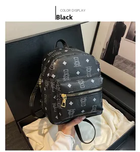 Detailansicht des modischen schwarzen Mini-Rucksacks mit Bären- und Rautenmuster