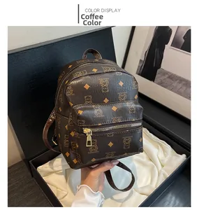 Detailansicht eines kaffeebraunen Rucksacks mit Bärenprint und Goldbeschlägen