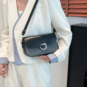 Sac bandoulière de luxe en cuir bicolore avec boucle en D argentée et tissu texturé