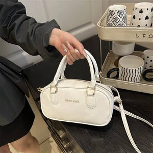 Sac Boston en Cuir PU Mode pour Femme Petit Sac à Main Bandoulière Avec Inscription Fashion & Bags Quincaillerie Dorée
