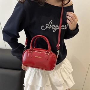 Sac à main Boston rouge brillant pour femme avec deux poignées et détails dorés