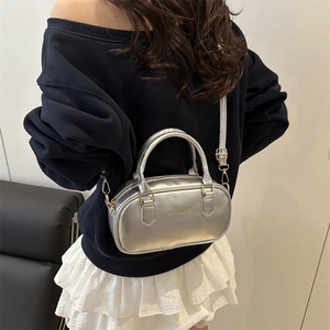 Sac Boston métallisé argenté avec double poignée et bandoulière pour femme