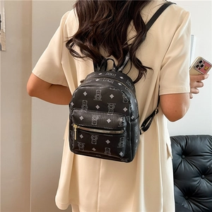 Mini-Rucksack aus Leder mit Bärenmuster auf dem Rücken des Models getragen