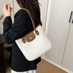 Sac fourre-tout blanc minimaliste avec bretelles marron et boucle dorée chic