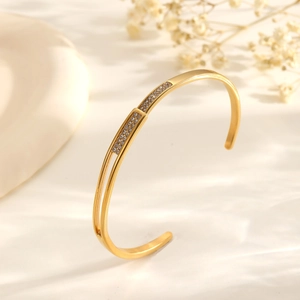 Eleganter Armreif aus Gold-Titanstahl mit zweireihigem Zirkonia auf schlichtem Grund