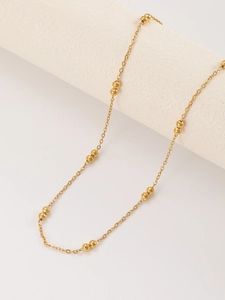 Detailansicht der goldenen Gliederkette mit eleganten Doppelperlen-Akzenten für Damen