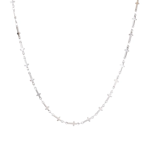 Collier minimaliste à chaîne en croix argentée avec plusieurs petits pendentifs croix