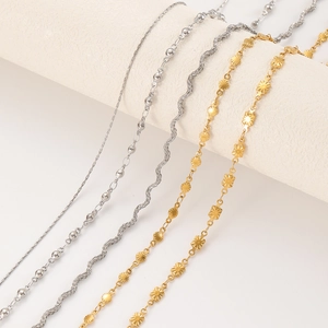 Verschillende gouden en zilveren metalen kettingen op een minimalistische witte display