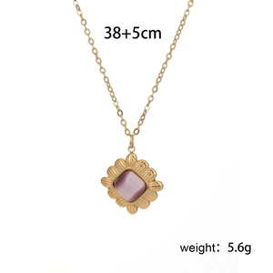 Détail d'un collier doré avec pendentif oeil de chat violet, longueur 38+5cm, 5.6g