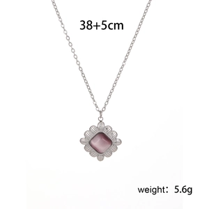 Détail du pendentif floral argenté avec pierre œil de chat mauve et taille 38+5cm