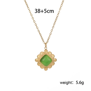 Collier doré vintage avec pendentif carré en œil de chat vert et cadre en forme de soleil