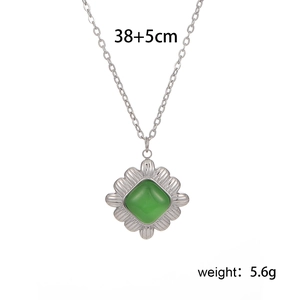 Détail du pendentif œil de chat vert carré avec chaîne argentée de 38+5cm et poids 5.6g