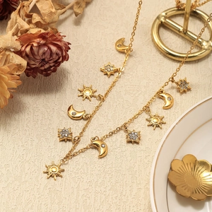 Collier bohème plaqué or 18 carats avec pendentifs soleil lune étoile et zircons