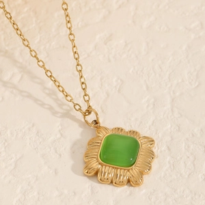 Élégant collier doré avec un pendentif carré en œil de chat vert et cadre fleuri