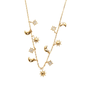 Collier bohème plaqué or 18K avec breloques soleil, lune et étoiles en zircon sur fond blanc