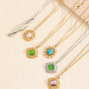 Colliers de luxe en or et argent avec pendentifs en pierre œil de chat verte et perle