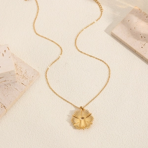 Collier en acier inoxydable doré avec pendentif fleur sur fond en pierre naturelle