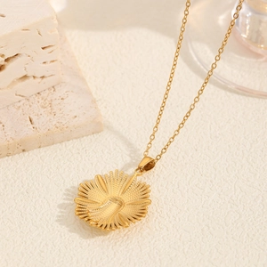 Collier doré en acier inoxydable avec pendentif tournesol et texture rayonnante chic