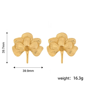 Dettaglio orecchini a fiore rosa con misure di 39,7 mm e peso di 16,3 g inclusi