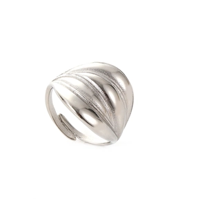 Détail de la bague ouverte argentée avec un design texturé en coquille et finition polie