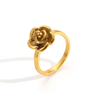 Vue détaillée du motif de rose 3D sur une bague en acier inoxydable doré poli