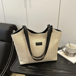 Sac fourre-tout chic en paille tressée beige avec anses noires et patch Fashion