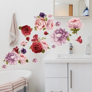 Stickers muraux pivoines et roses dans un décor de salle de bain blanc épuré