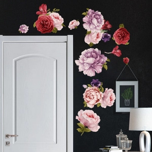 Détail de stickers muraux pivoines colorées sur mur sombre pour décoration intérieure